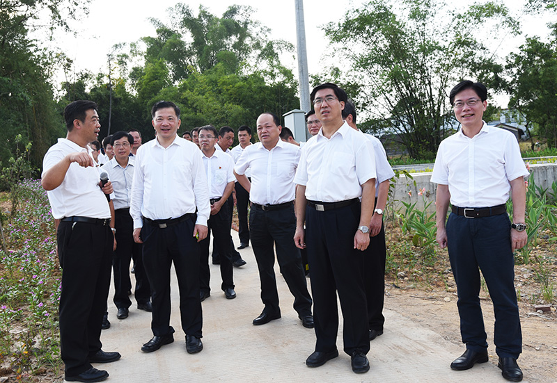 推动贫困村向“美丽乡村”转变