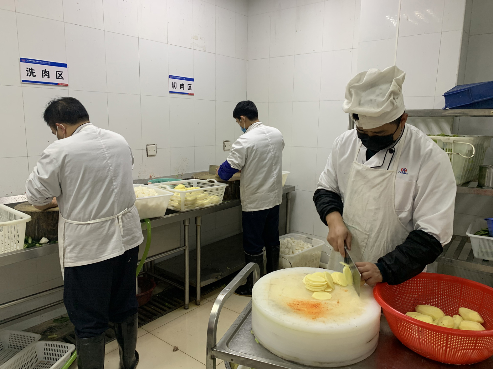 厨师班长伍伟亮正在准备午餐.jpg