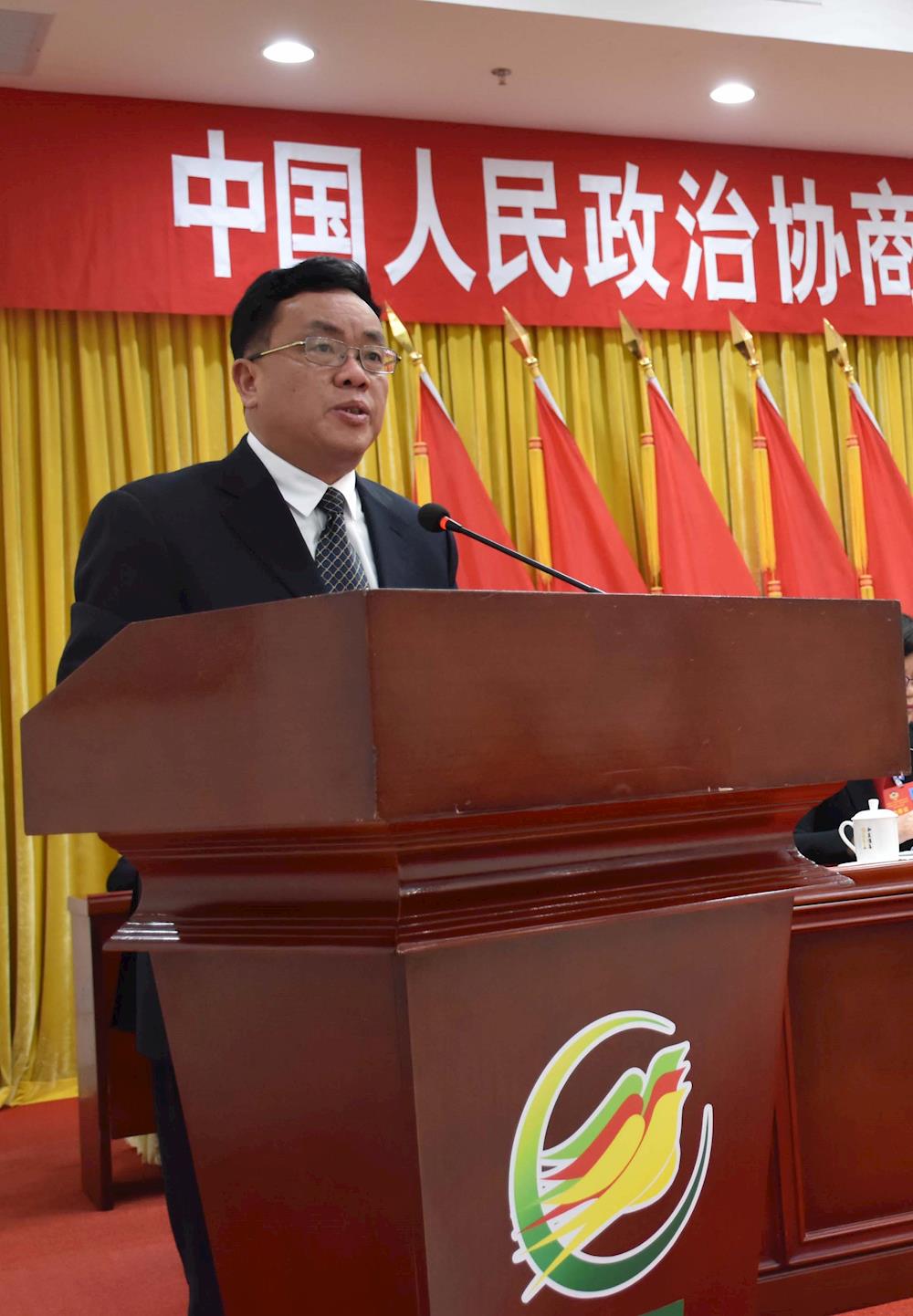 县政协十届四次会议胜利召开 孔祥梦何振兵陈卫红黄英坤陈永泉出席会议并在主席台前排 ...